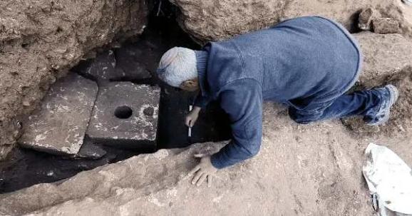 Khai quật nhà vệ sinh 2.700 năm tuổi với chiếc bồn cầu độc lạ, bất ngờ hơn với công dụng của món đồ bên trong - Ảnh 1.