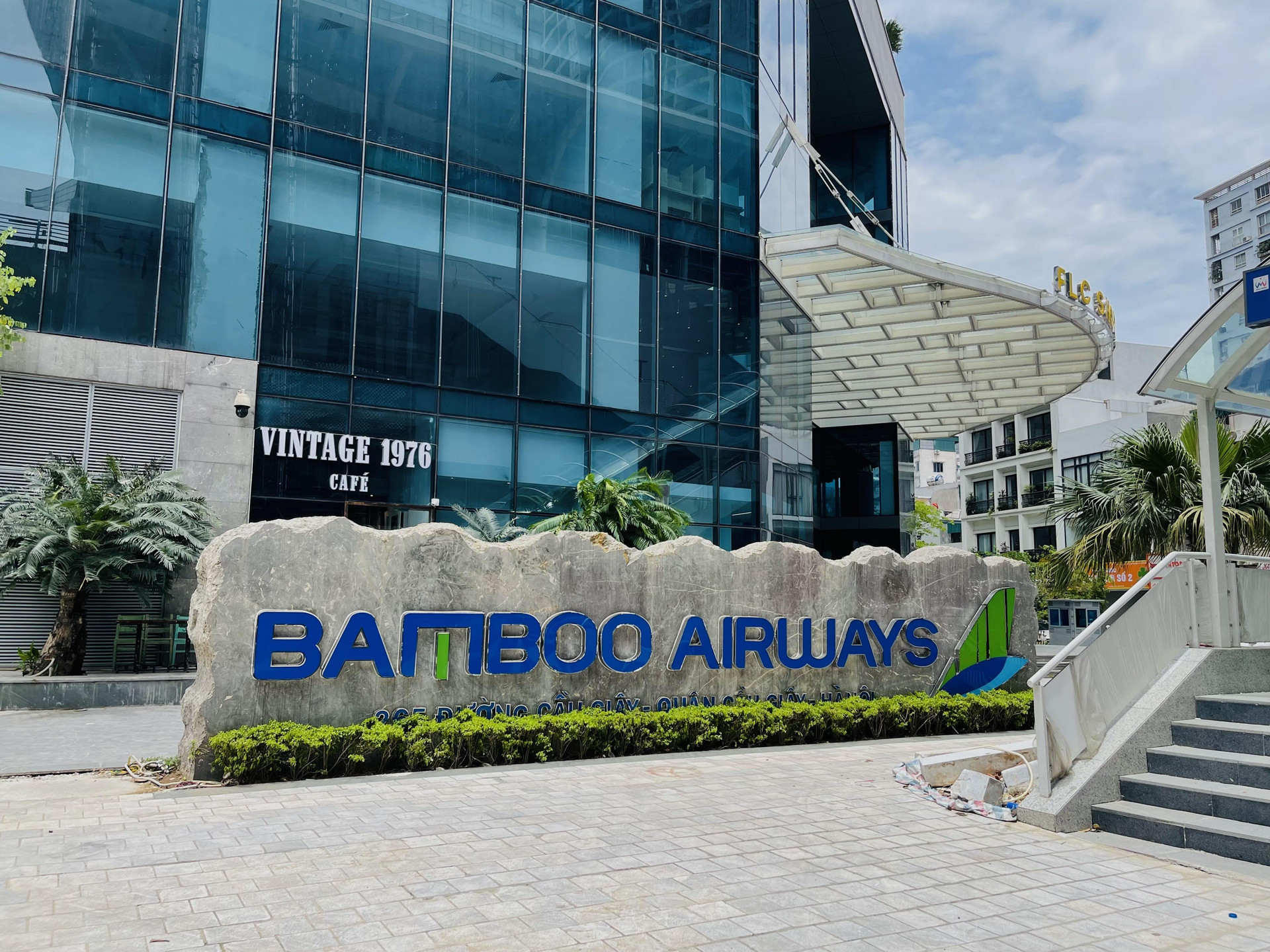 Sau khi được FLC bán cho chủ mới với giá 2.000 tỷ, toà nhà Bamboo Airways đổi tên mới thành The West - Ảnh 1.