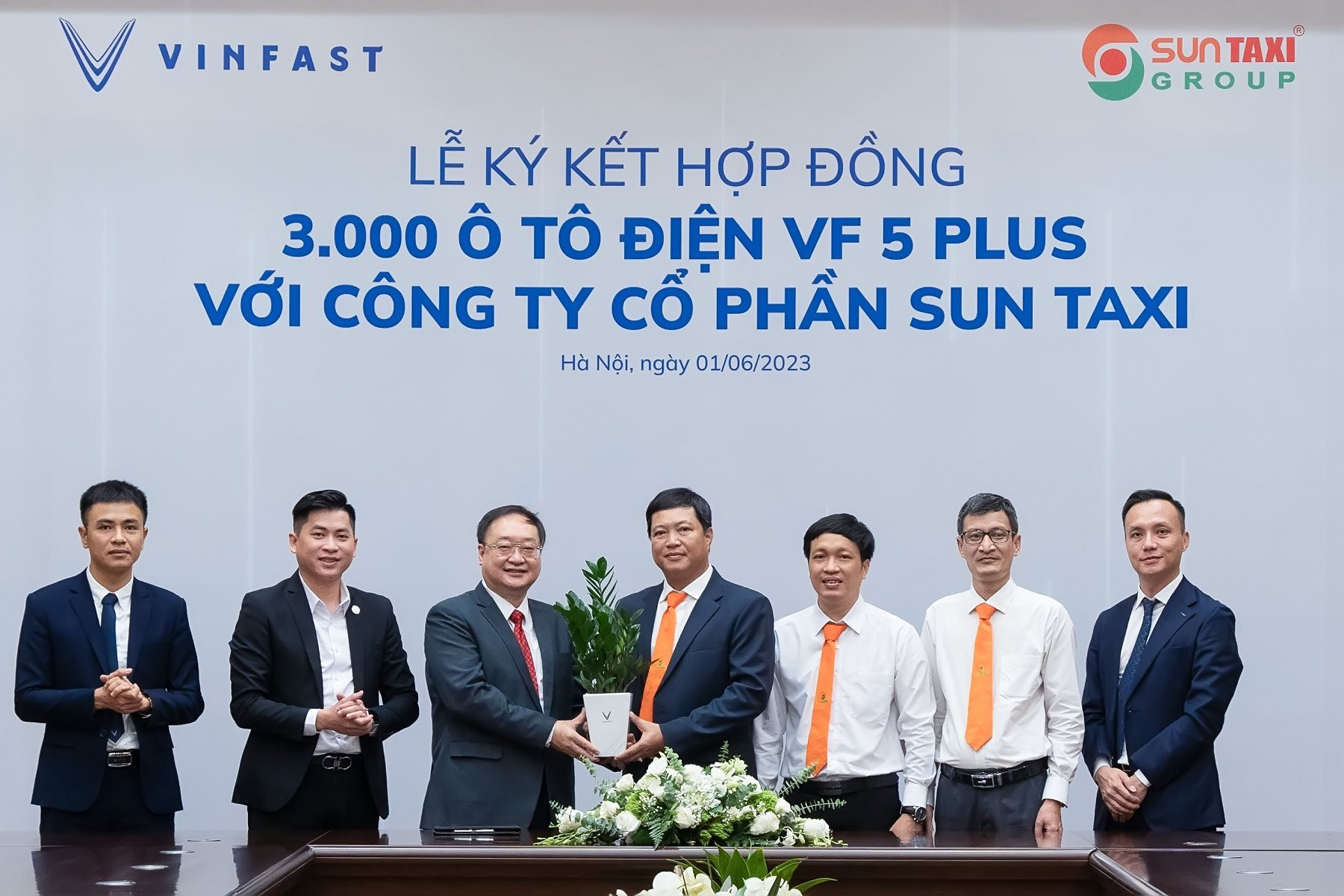 VinFast vừa ký hợp đồng bán xe lớn nhất Việt Nam từ trước đến nay: 3.000 chiếc - Ảnh 1.