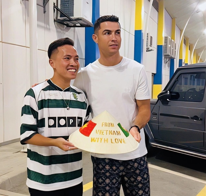 Ronaldo nhận món quà đặc biệt từ CĐV Việt Nam - Ảnh 1.
