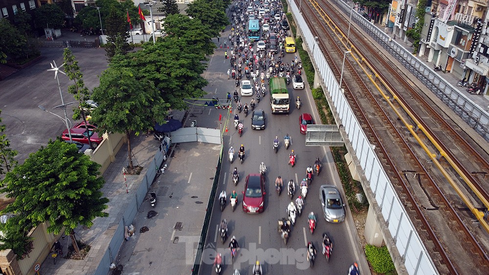 Cận cảnh đường Nguyễn Trãi sáng đầu tuần sau khi đặt 'lô cốt' rộng hàng trăm m2 - Ảnh 5.