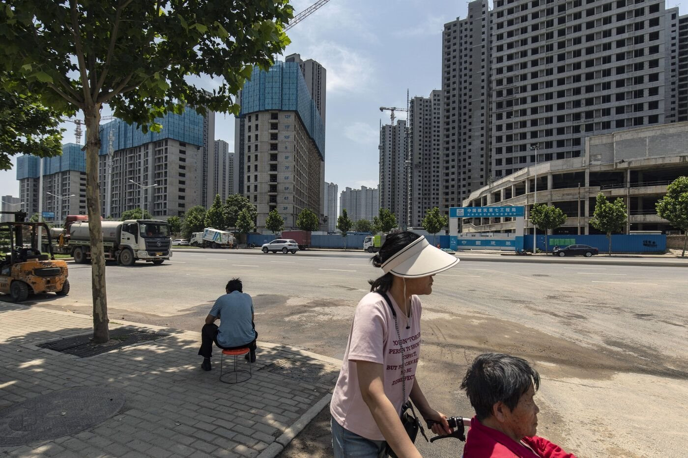 Trung Quốc bất ngờ hạ lãi suất, sắp tung gói kích thích 'khổng lồ' để cứu ngành bất động sản, vực dậy nền kinh tế - Ảnh 1.