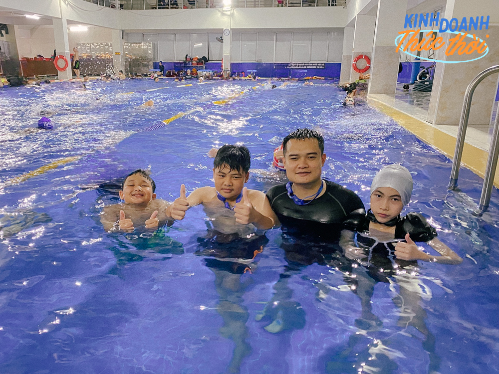 Thầy giáo Hà Nội cuối tuần dạy bơi 9-10 ca, thu nhập 3 tháng hè bằng cả năm cộng lại - Ảnh 3.
