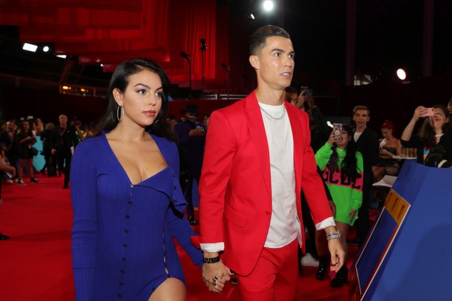 Những chi tiết lạ trong hợp đồng tiền hôn nhân của Ronaldo - Ảnh 1.