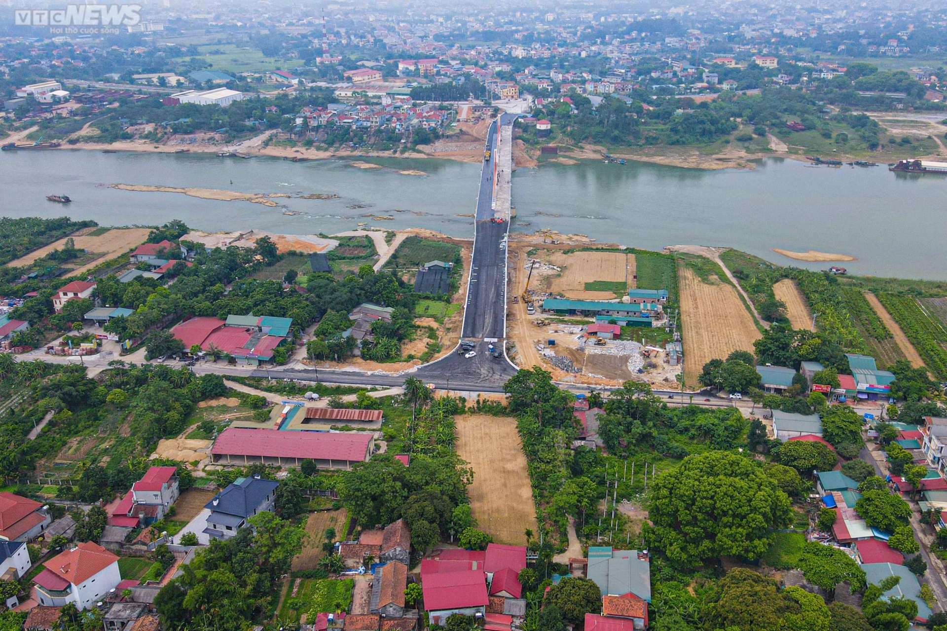 Chiêm ngưỡng cây cầu 540 tỷ đồng nối 2 tỉnh Vĩnh Phúc và Phú Thọ - Ảnh 2.