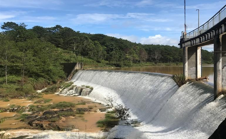DN đằng sau nhà máy thủy điện đầu tiên ở Việt Nam có đường hầm dẫn nước xuyên núi đào bằng tay: Doanh thu hàng nghìn tỷ - Ảnh 2.