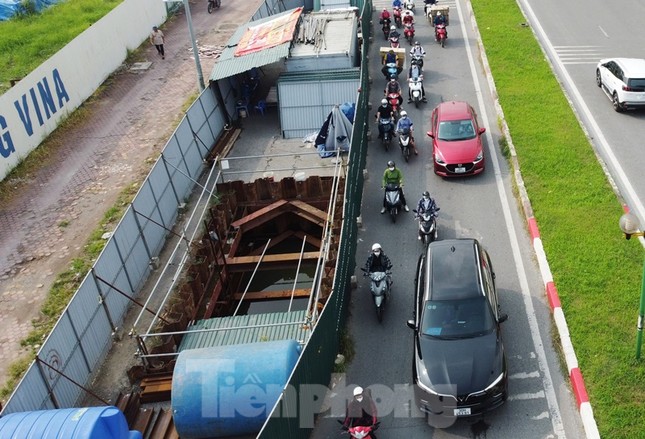 Nhiều “lô cốt” dự án nước thải vắng công nhân, gây tắc đường - Ảnh 4.