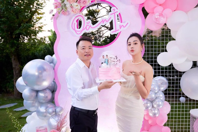Shark Bình và Phương Oanh sau 1 năm công khai hẹn hò: Người tuyên bố nghỉ hưu sớm, người tự tin thu nhập 1-2 tỷ/tháng đó và cái kết viên mãn - Ảnh 2.
