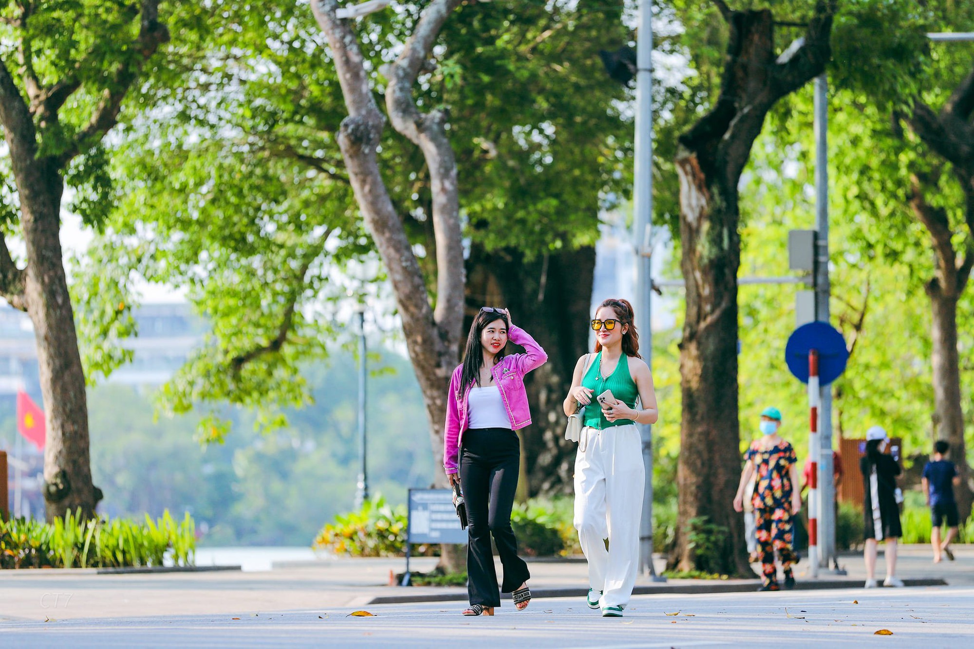 Chấm dứt chuỗi ngày hạ nhiệt, miền Bắc bước vào đợt nắng nóng kéo dài - Ảnh 1.