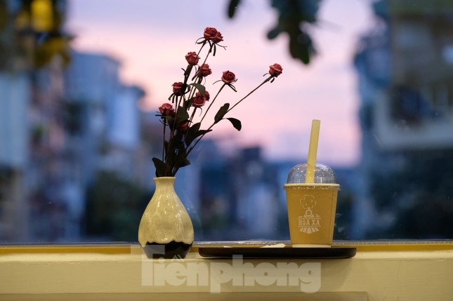 Giới trẻ rủ nhau check in tại quán cà phê đường tàu mới xuất hiện ở ga Long Biên - Ảnh 10.
