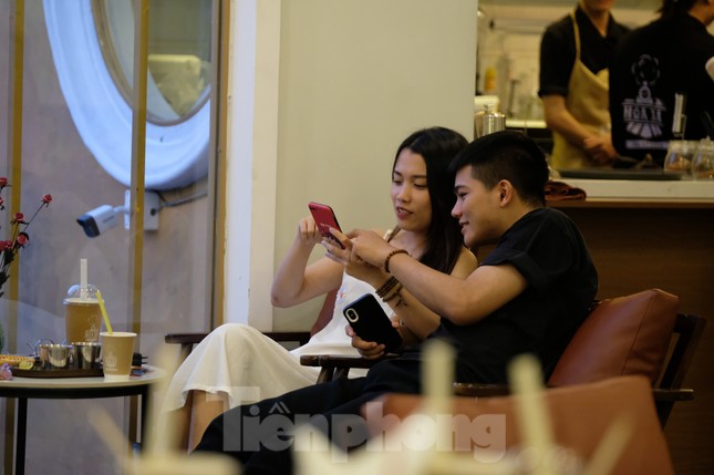 Giới trẻ rủ nhau check in tại quán cà phê đường tàu mới xuất hiện ở ga Long Biên - Ảnh 11.