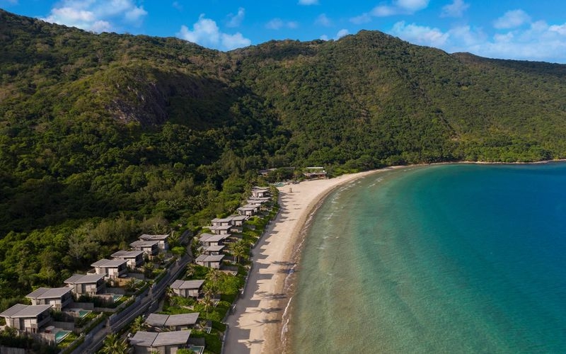 Giá phòng lên tới hơn 140 triệu đồng/đêm, được Angelina Jolie chọn từ 10 năm trước, khu nghỉ dưỡng 5 sao ở Côn Đảo có gì đặc biệt: Trải rộng trên 200.000 m2, bãi biển dài gần 2km, &quot;đắt xắt ra miếng” - Ảnh 2.