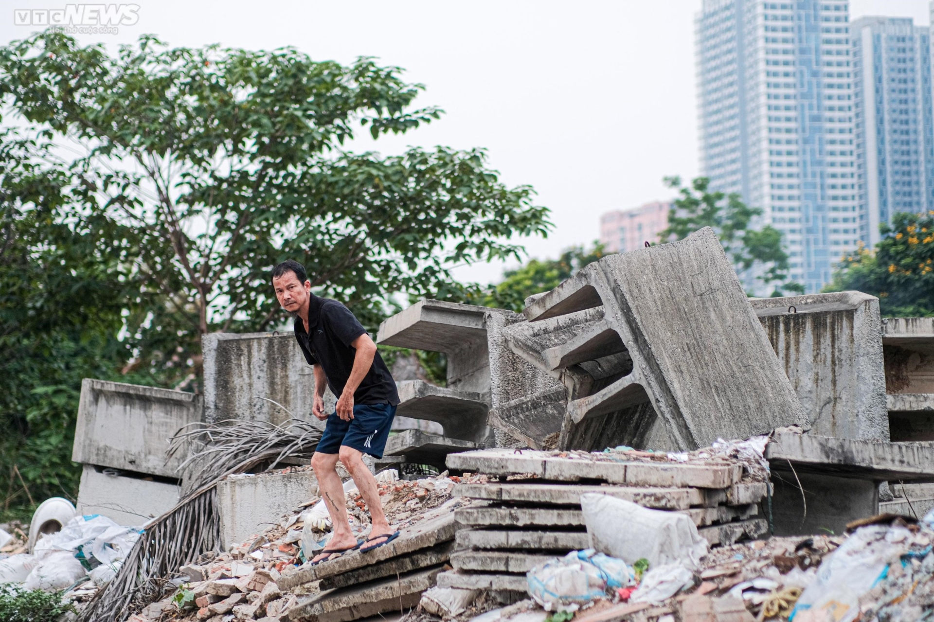 Hà Nội: Vỉa hè công viên Mai Dịch ngập rác thải, bị chiếm dụng làm bãi đỗ xe - Ảnh 2.