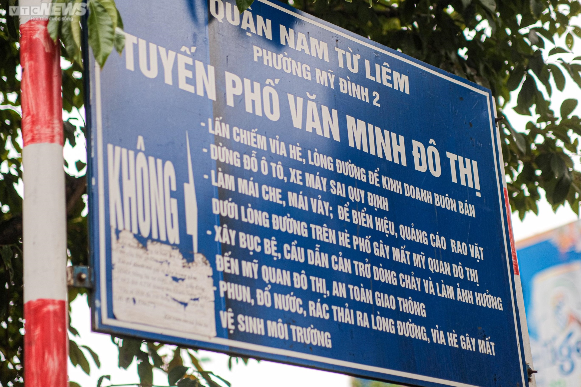 Hà Nội: Vỉa hè công viên Mai Dịch ngập rác thải, bị chiếm dụng làm bãi đỗ xe - Ảnh 15.