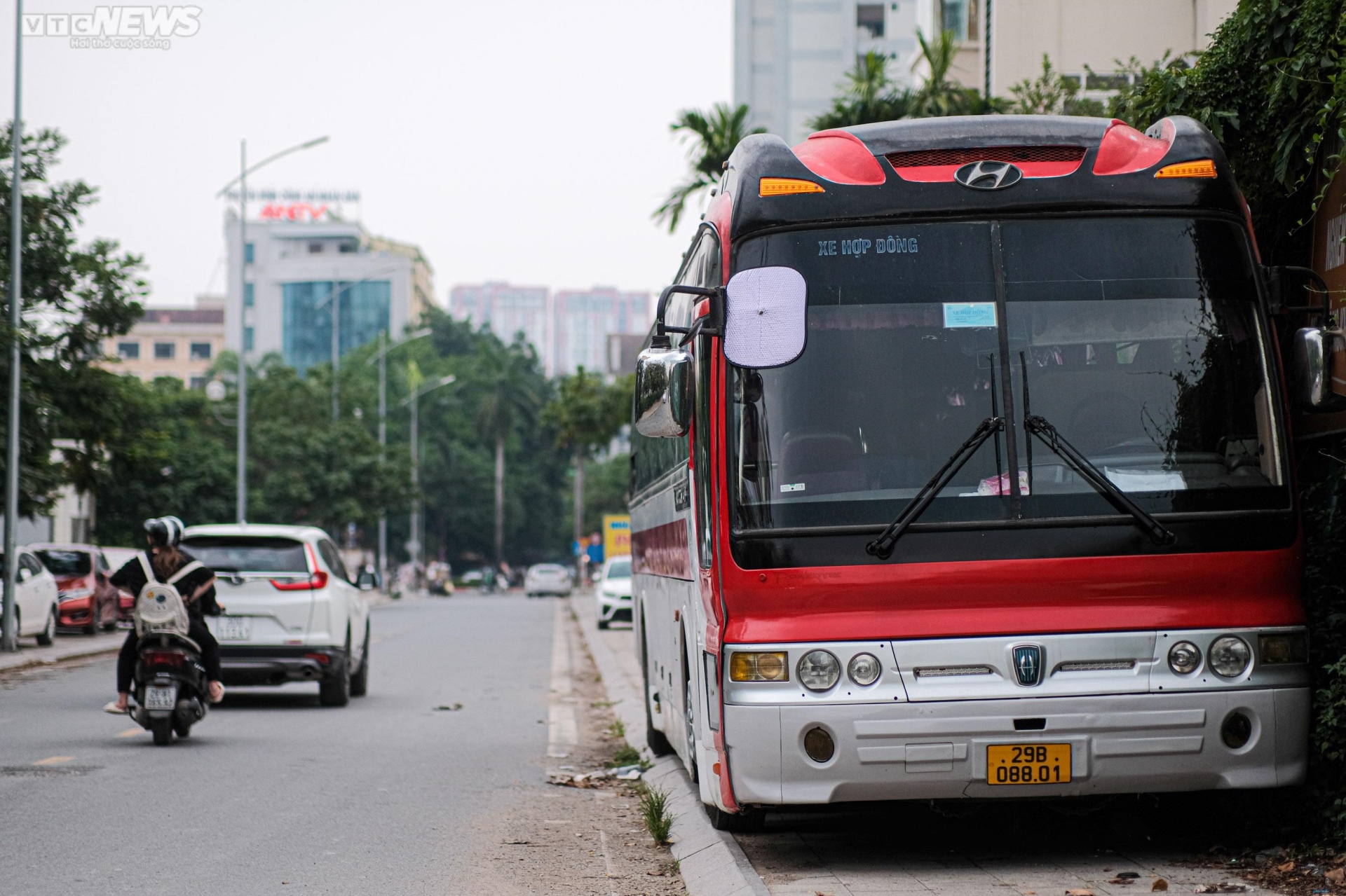 Hà Nội: Vỉa hè công viên Mai Dịch ngập rác thải, bị chiếm dụng làm bãi đỗ xe - Ảnh 12.