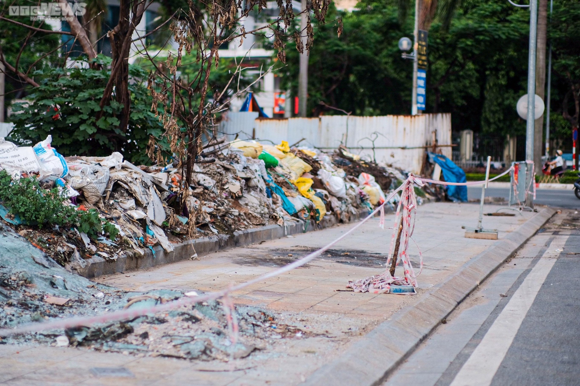Hà Nội: Vỉa hè công viên Mai Dịch ngập rác thải, bị chiếm dụng làm bãi đỗ xe - Ảnh 7.