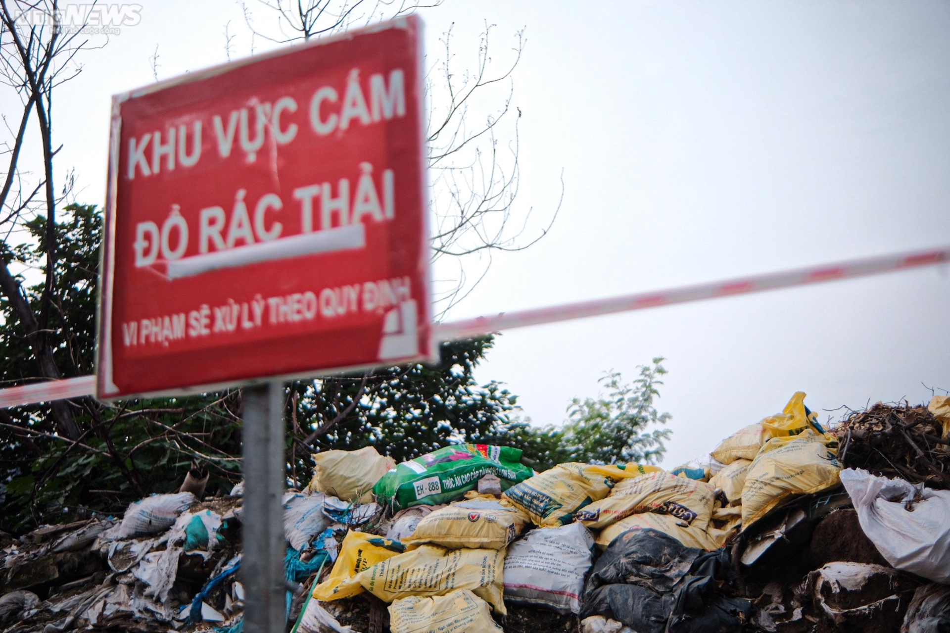 Hà Nội: Vỉa hè công viên Mai Dịch ngập rác thải, bị chiếm dụng làm bãi đỗ xe - Ảnh 3.