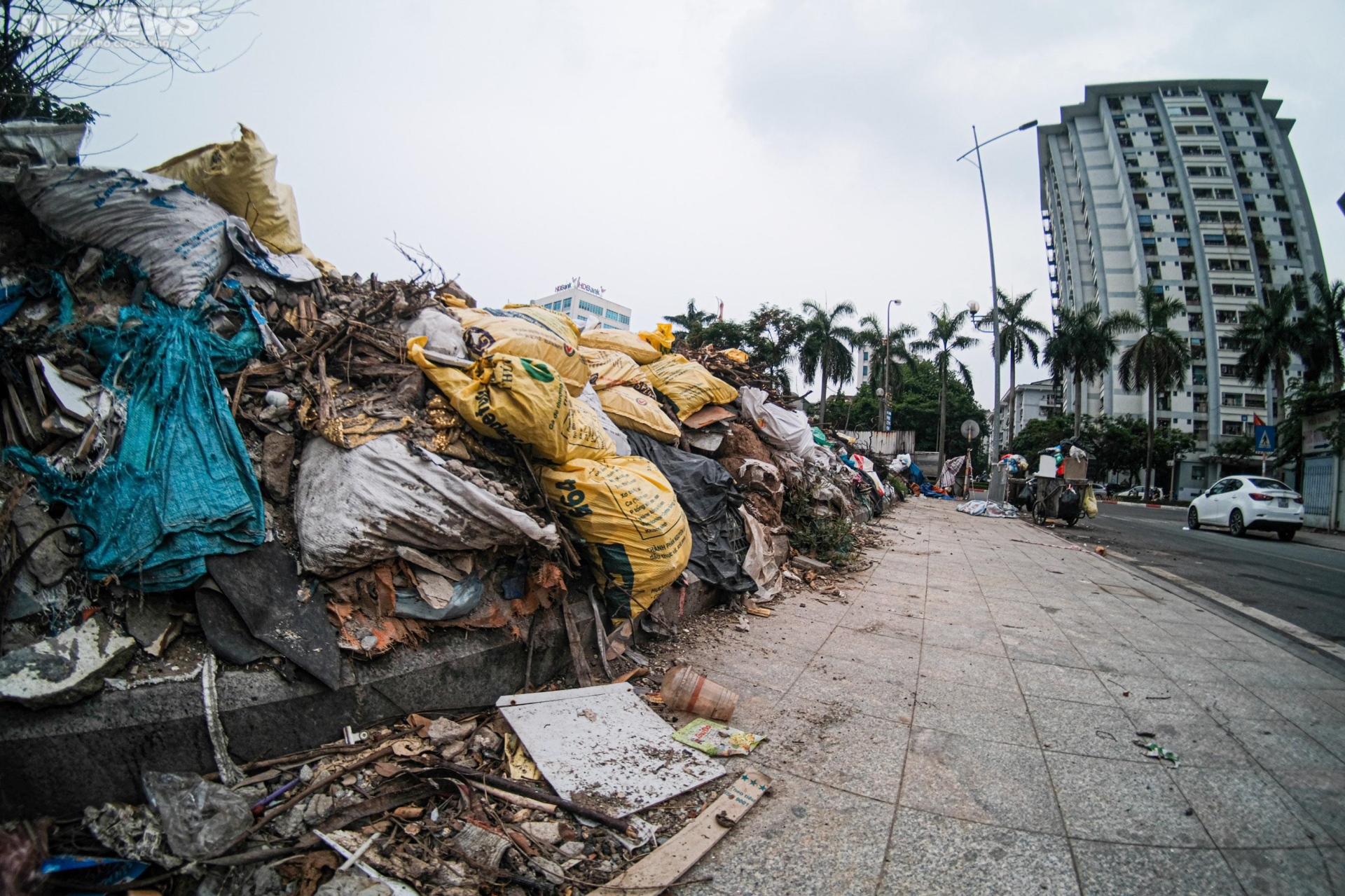 Hà Nội: Vỉa hè công viên Mai Dịch ngập rác thải, bị chiếm dụng làm bãi đỗ xe - Ảnh 1.