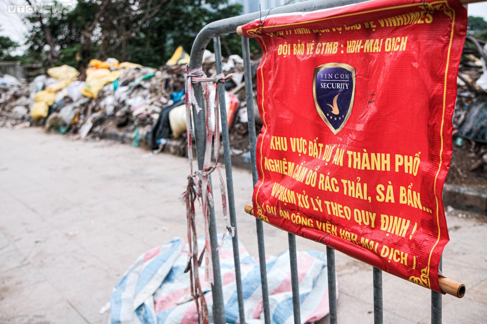 Hà Nội: Vỉa hè công viên Mai Dịch ngập rác thải, bị chiếm dụng làm bãi đỗ xe - Ảnh 6.