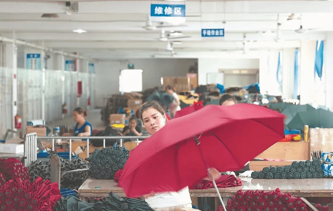 Không được vào hội chợ, doanh nhân Trung Quốc "ôm hàng" đợi ở cửa: Biến vật cầm tay thông dụng thành ngành công nghiệp tiền tỷ - Ảnh 1.