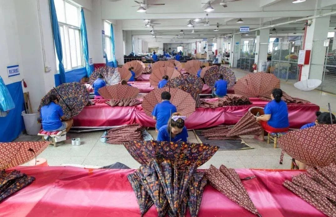Không được vào hội chợ, doanh nhân Trung Quốc "ôm hàng" đợi ở cửa: Biến vật cầm tay thông dụng thành ngành công nghiệp tiền tỷ - Ảnh 3.