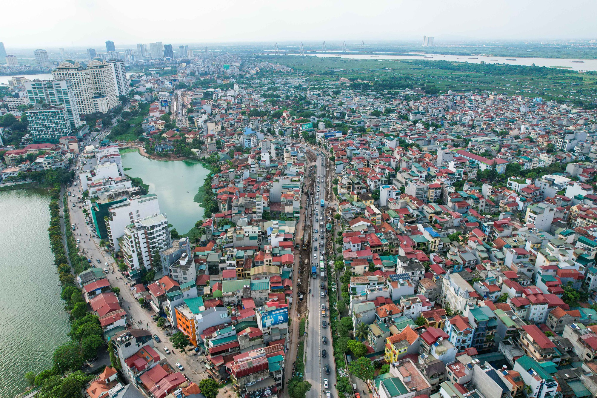 Mặt đường Âu Cơ nứt toác khi thi công dự án mở rộng đê - Ảnh 1.