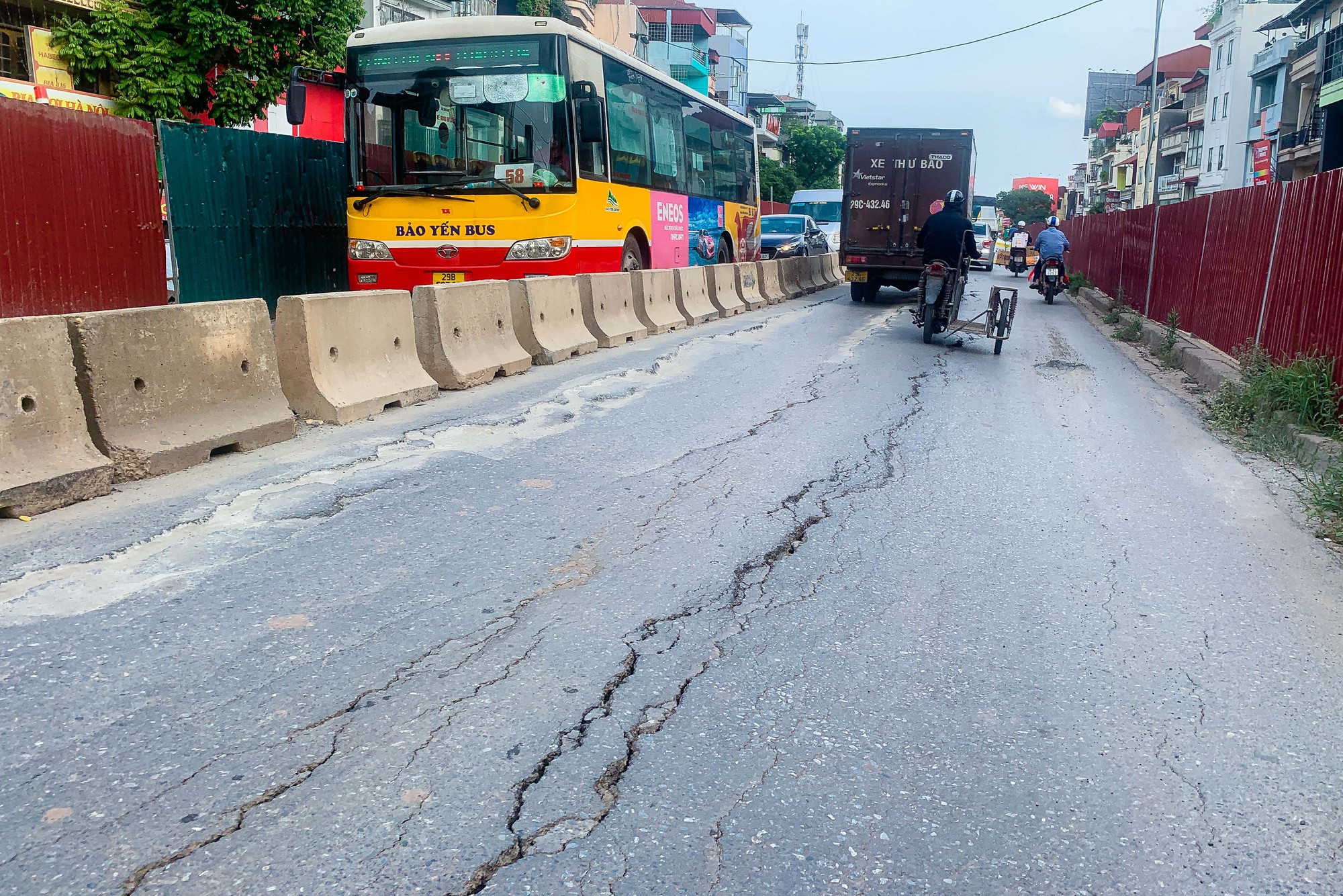 Mặt đường Âu Cơ nứt toác khi thi công dự án mở rộng đê - Ảnh 15.