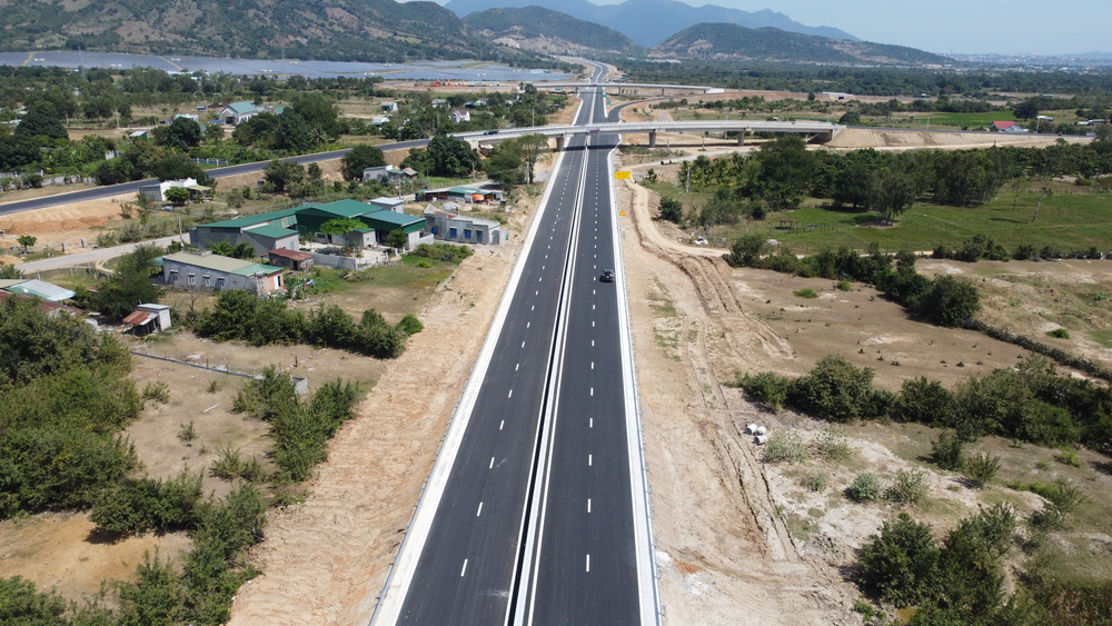 Thủ tướng Phạm Minh Chính: 'Tập trung toàn lực để hoàn thành cao tốc Bắc - Nam vào năm 2025' - Ảnh 2.