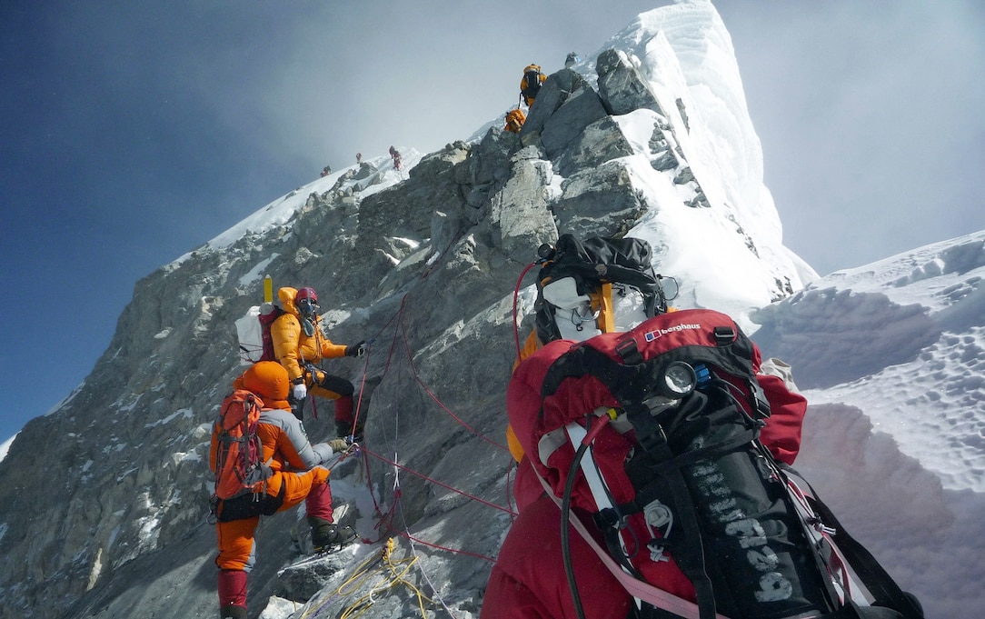 "Tắc đường" trên đỉnh Everest: Dành 17 năm để trị liệu chân sau tai nạn, nhà leo núi người Úc đau đớn thiệt mạng khi chinh phục nóc nhà thế giới - Ảnh 4.