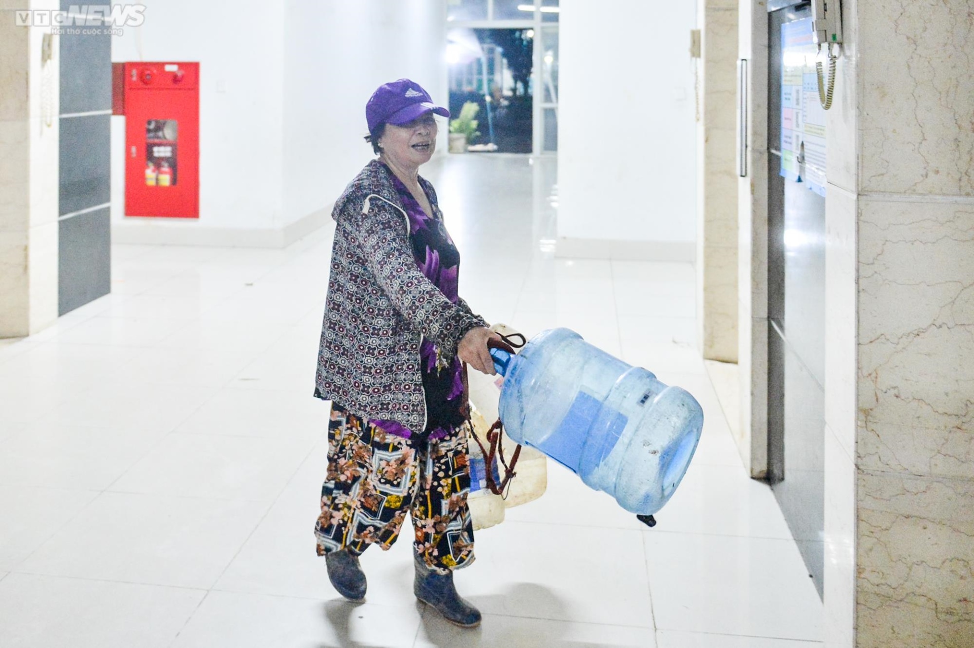 Chung cư ở Hà Nội mất nước, dân lỉnh kỉnh xô chậu đi mua nước trong đêm - Ảnh 3.