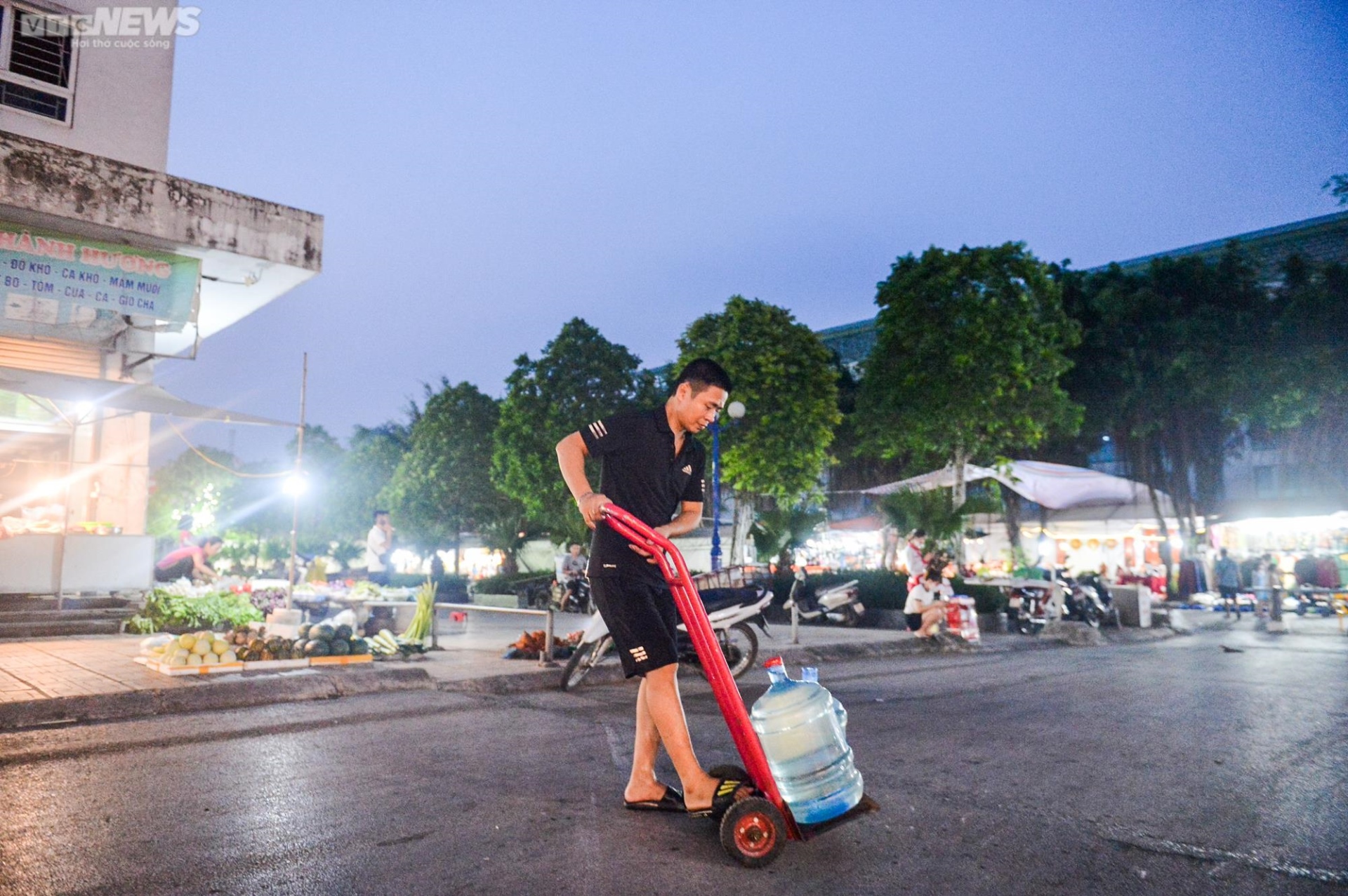Chung cư ở Hà Nội mất nước, dân lỉnh kỉnh xô chậu đi mua nước trong đêm - Ảnh 12.