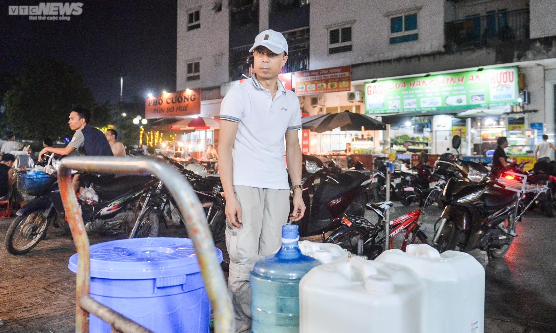 Chung cư ở Hà Nội mất nước, dân lỉnh kỉnh xô chậu đi mua nước trong đêm - Ảnh 9.