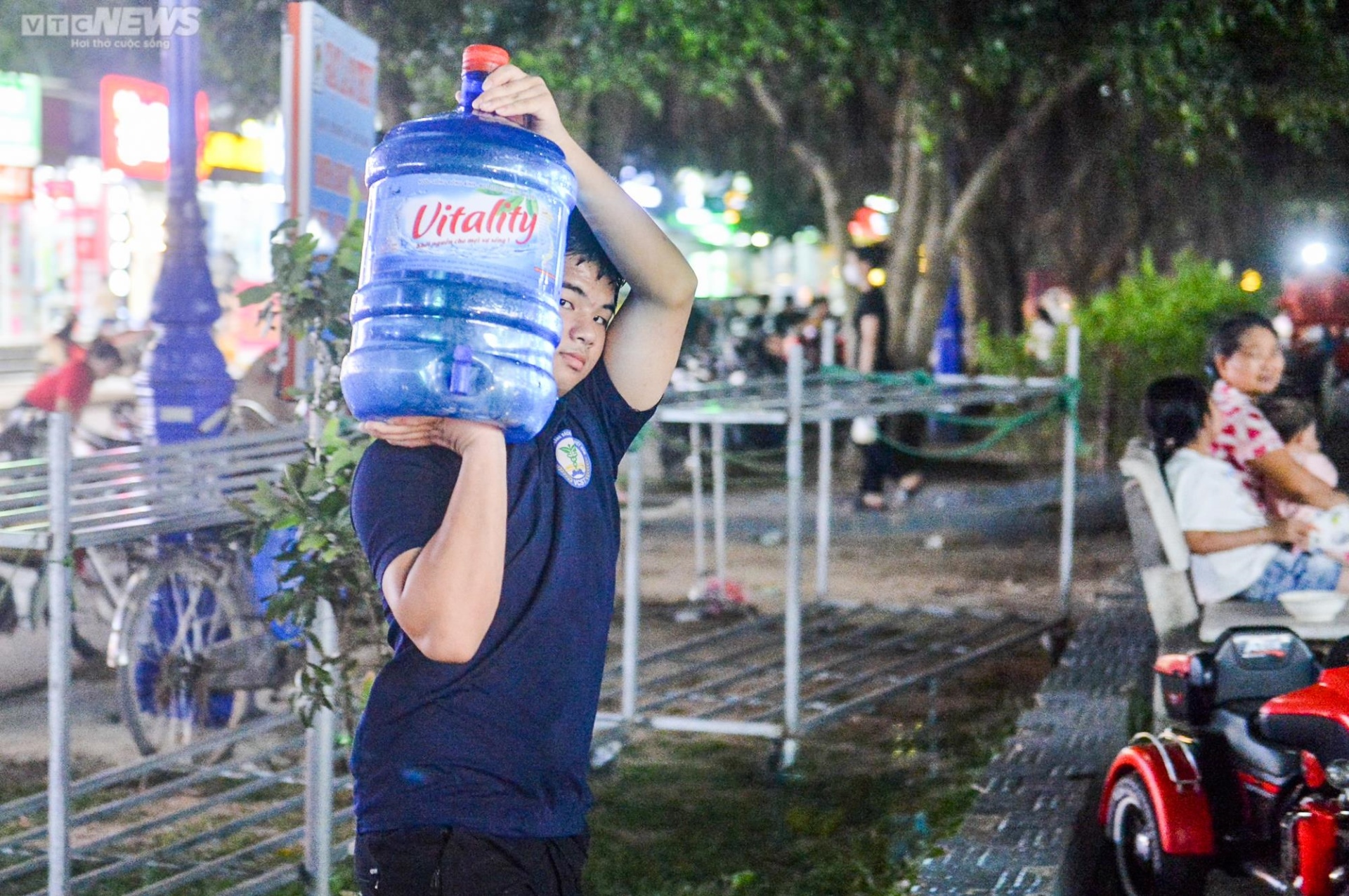 Chung cư ở Hà Nội mất nước, dân lỉnh kỉnh xô chậu đi mua nước trong đêm - Ảnh 10.