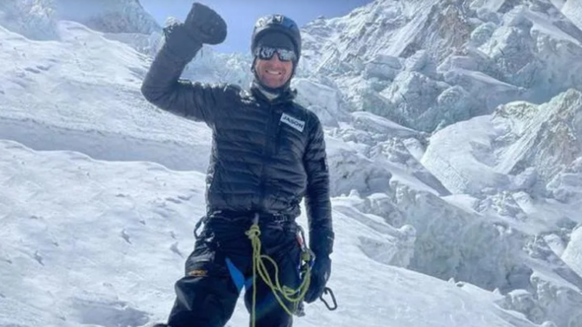 "Tắc đường" trên đỉnh Everest: Dành 17 năm để trị liệu chân sau tai nạn, nhà leo núi người Úc đau đớn thiệt mạng khi chinh phục nóc nhà thế giới - Ảnh 1.