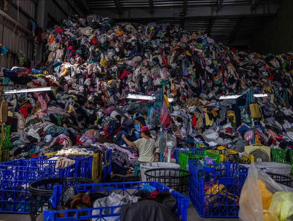 Cú lừa của H&M: Giả danh hãng thời trang xanh, quyên góp quần áo cũ để tái chế nhưng thực chất đem bán lại ở các nước nghèo hoặc mang đi đốt - Ảnh 6.