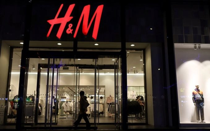 Cú lừa của H&M: Giả danh hãng thời trang xanh, quyên góp quần áo cũ để tái chế nhưng thực chất đem bán lại ở các nước nghèo hoặc mang đi đốt - Ảnh 1.