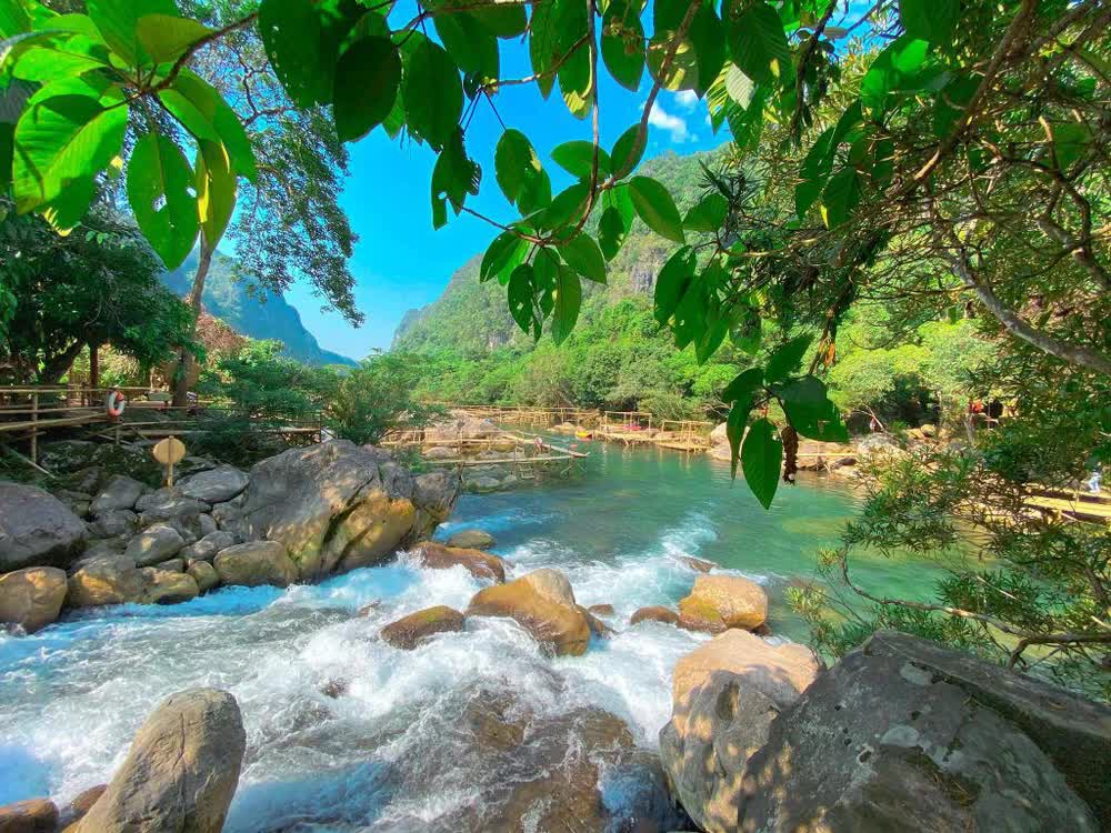 Có một “dòng suối ngọc bích” ở Quảng Bình, nước mát hơn bình thường, bắt nguồn từ tầng địa chất triệu năm tuổi