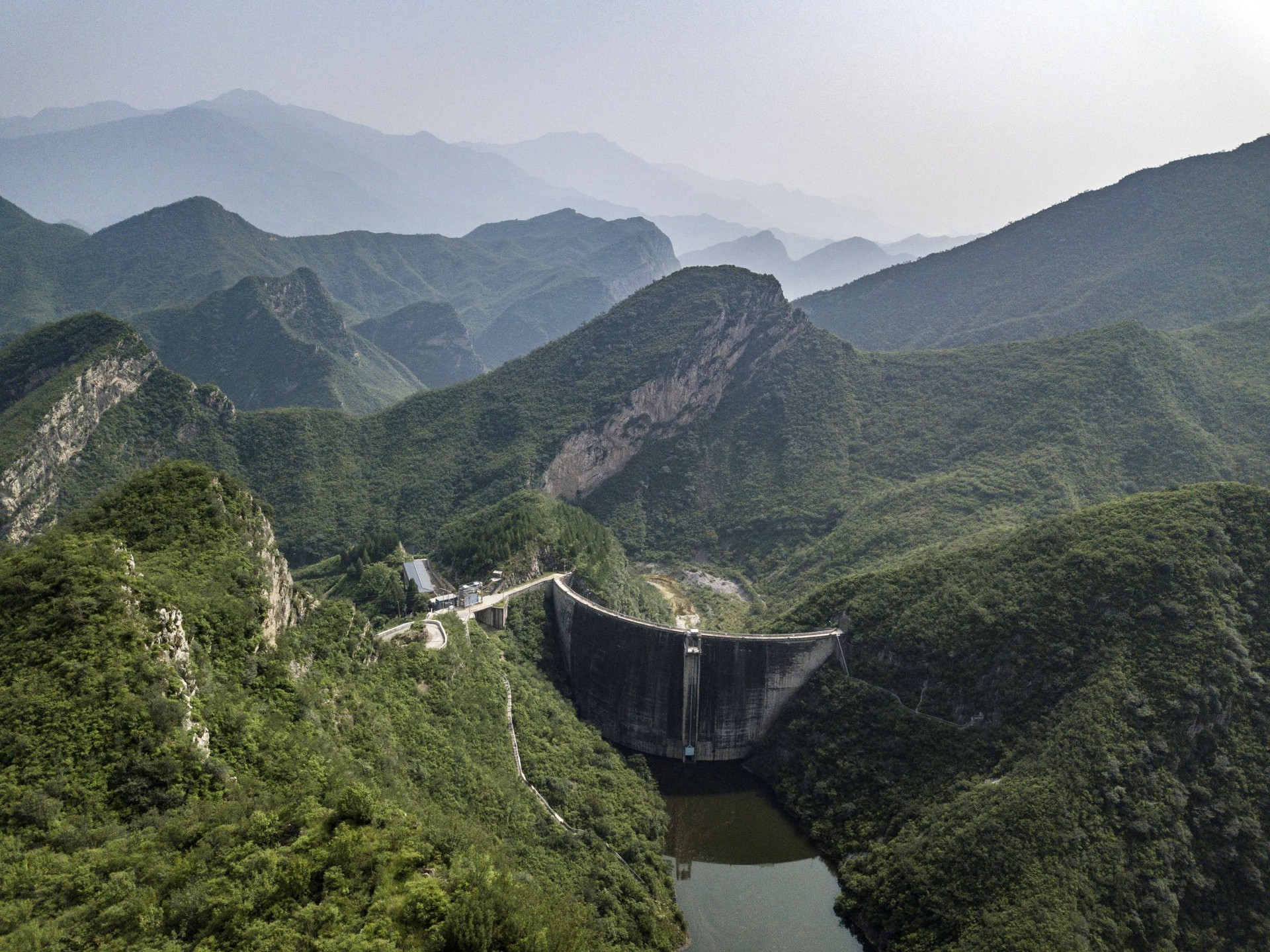 Trung Quốc “mệt nhoài” vì xây đập thuỷ điện: Sở hữu 98.000 con đập nhưng từng muốn phá bỏ gần nửa, nhiều nhà máy im lìm khi các dòng sông trơ đáy - Ảnh 3.