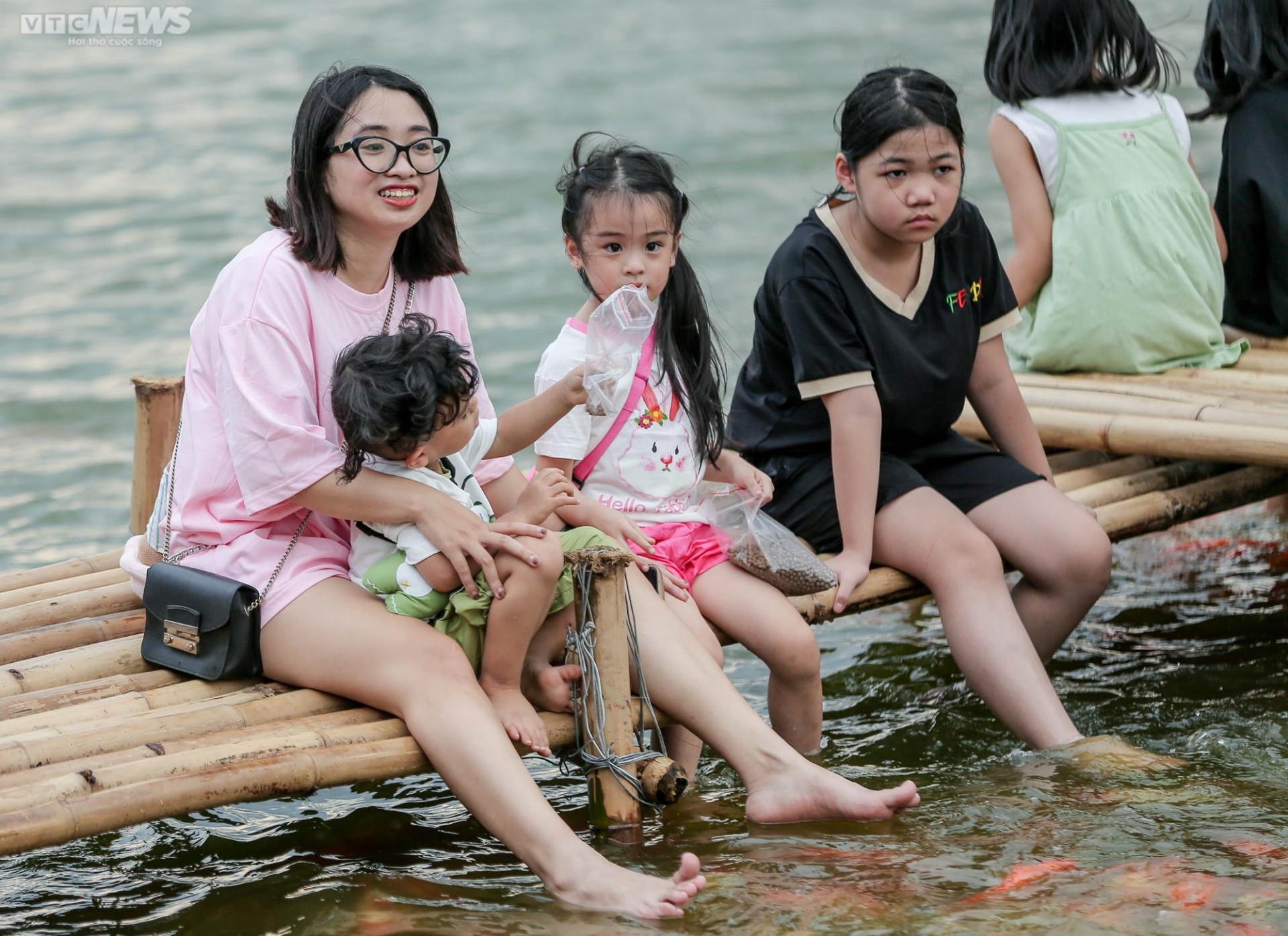 Người dân kéo đến trải nghiệm tại hồ cá Koi lớn nhất Hà Nội - Ảnh 9.