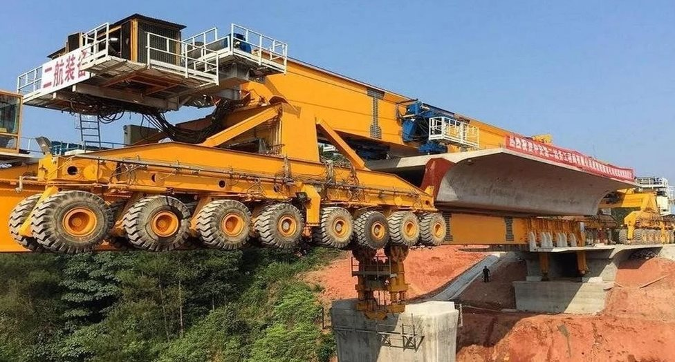 Trung Quốc phát minh &quot;siêu cỗ máy&quot; bất bại, có khả năng xây cầu khổng lồ chỉ trong vài ngày, nâng vật nặng lên tới 900 tấn, giúp giảm mạnh chi phí thi công - Ảnh 2.