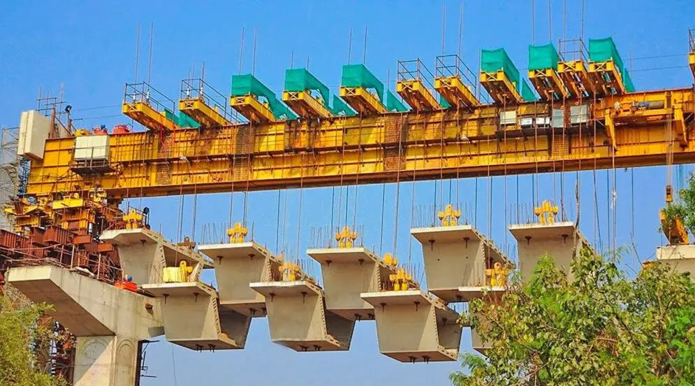 Trung Quốc phát minh &quot;siêu cỗ máy&quot; bất bại, có khả năng xây cầu khổng lồ chỉ trong vài ngày, nâng vật nặng lên tới 900 tấn, giúp giảm mạnh chi phí thi công - Ảnh 1.