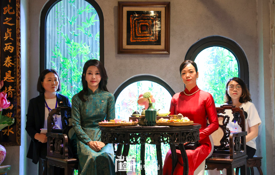 Phu nhân Chủ tịch nước cùng Phu nhân Tổng thống Hàn Quốc thưởng trà, xem trình diễn áo dài - Ảnh 1.