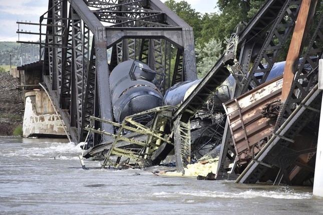 Mỹ: Sập cầu, đoàn tàu chở hoá chất lao xuống sông - Ảnh 8.