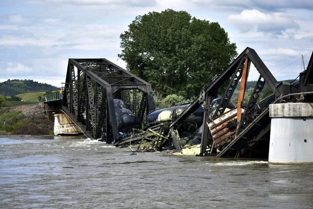 Mỹ: Sập cầu, đoàn tàu chở hoá chất lao xuống sông - Ảnh 6.