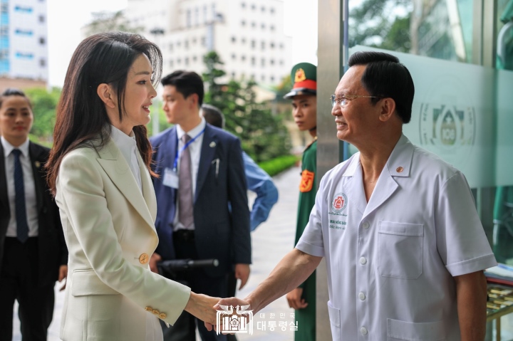 Đệ nhất phu nhân Hàn Quốc 'bắn tim' trong chuyến thăm cơ sở 'Vì nụ cười trẻ thơ' - Ảnh 1.