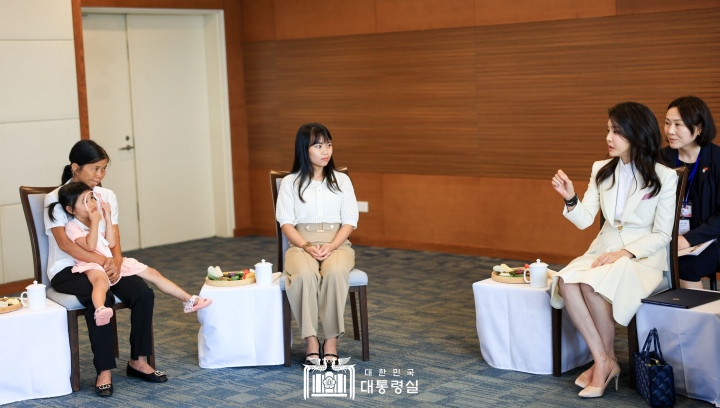 Đệ nhất phu nhân Hàn Quốc 'bắn tim' trong chuyến thăm cơ sở 'Vì nụ cười trẻ thơ' - Ảnh 2.