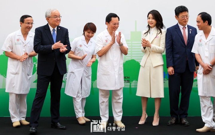 Đệ nhất phu nhân Hàn Quốc 'bắn tim' trong chuyến thăm cơ sở 'Vì nụ cười trẻ thơ' - Ảnh 5.