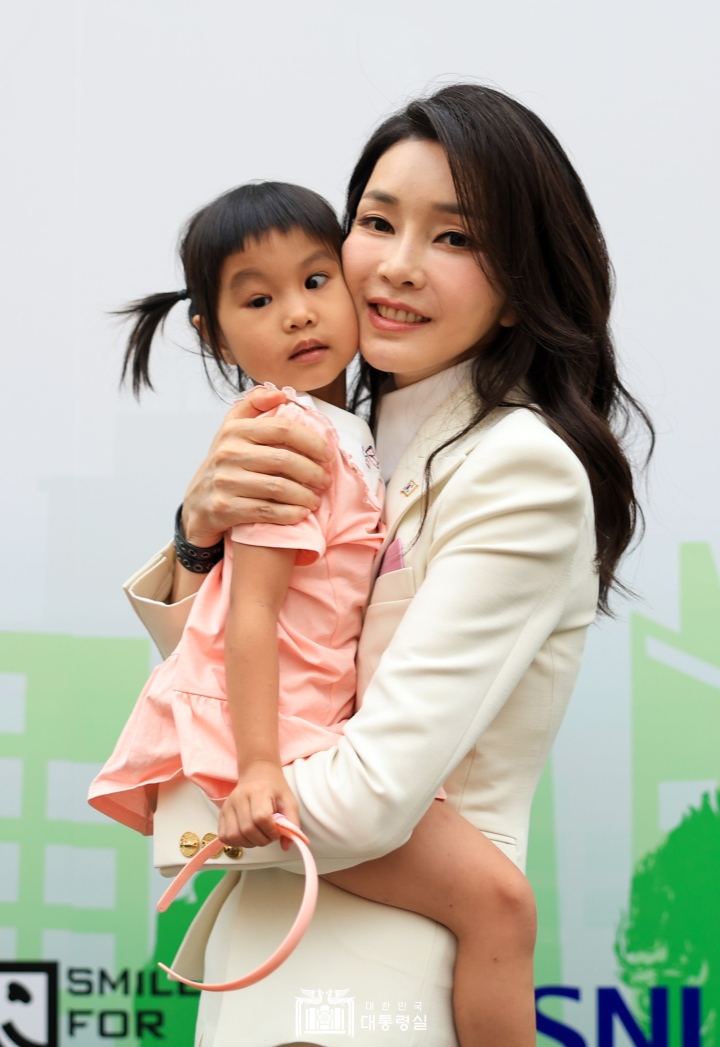 Đệ nhất phu nhân Hàn Quốc 'bắn tim' trong chuyến thăm cơ sở 'Vì nụ cười trẻ thơ' - Ảnh 6.