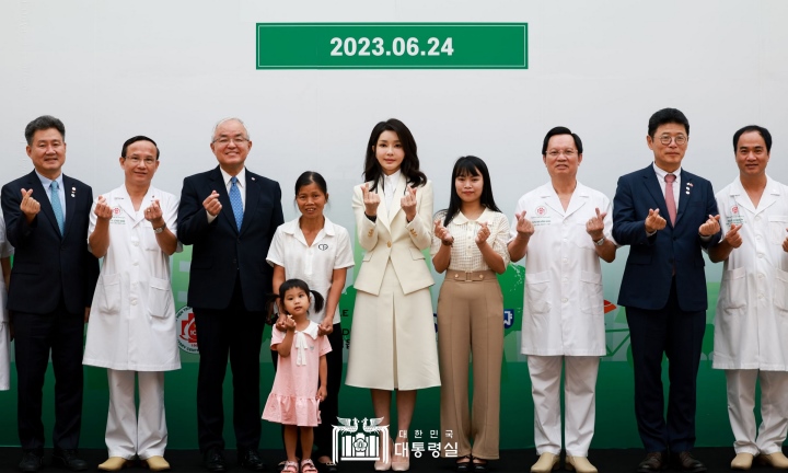 Đệ nhất phu nhân Hàn Quốc 'bắn tim' trong chuyến thăm cơ sở 'Vì nụ cười trẻ thơ' - Ảnh 7.