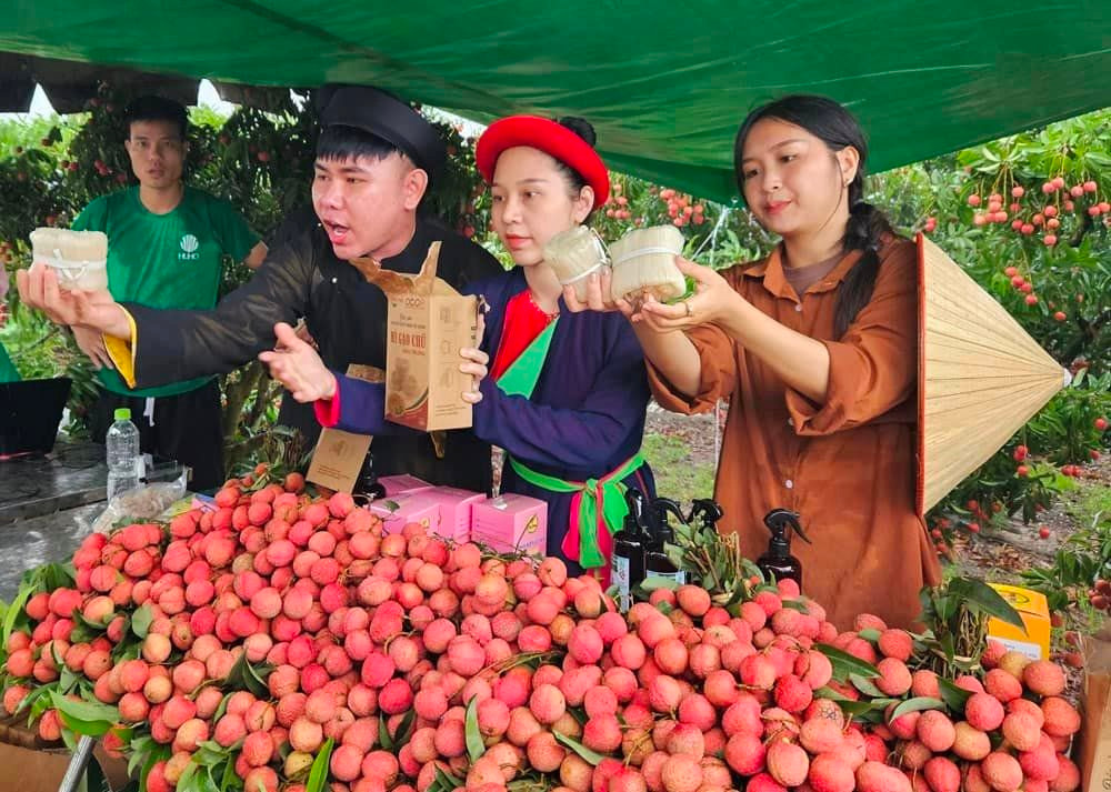 Dàn KOL TikTok livestream bán hết 23 tấn vải thiều Bắc Giang, 10 phút bán sạch mỳ Chũ, thịt gác bếp: 4 tiếng chốt hơn 5.100 đơn hàng, thu về hơn 1 tỷ đồng - Ảnh 1.